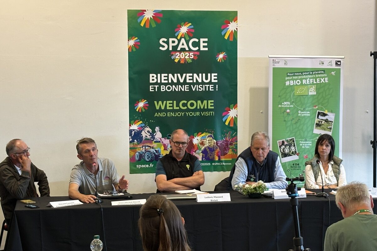 Des personnes à la tribune, au Space - Illustration Le bio retrouve des couleurs