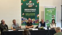 Des personnes à la tribune, au Space