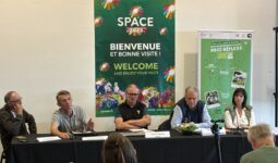 Des personnes à la tribune, au Space