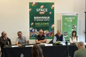 Des personnes à la tribune, au Space