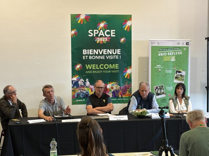 Des personnes à la tribune, au Space