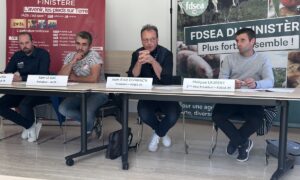 Des personnes à la tribune pendant une conférence de presse
