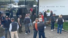 Un groupe de personnes mobilisées devant la Maison du porc
