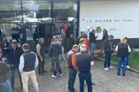 Un groupe de personnes mobilisées devant la Maison du porc