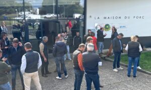 Un groupe de personnes mobilisées devant la Maison du porc