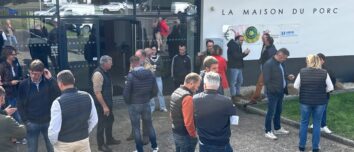 Un groupe de personnes mobilisées devant la Maison du porc