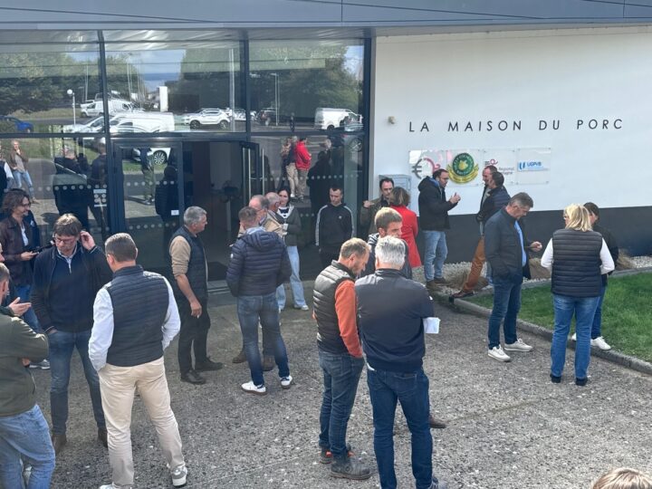 Un groupe de personnes mobilisées devant la Maison du porc