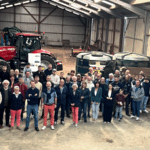 Un groupe de personne dans un hangar agricole