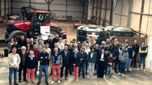 Un groupe de personne dans un hangar agricole