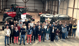 Un groupe de personne dans un hangar agricole