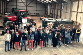 Un groupe de personne dans un hangar agricole