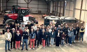 Un groupe de personne dans un hangar agricole