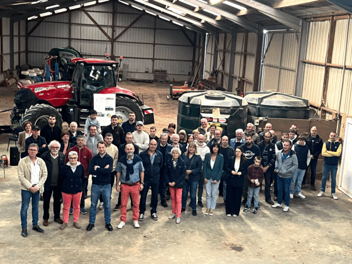 Un groupe de personne dans un hangar agricole