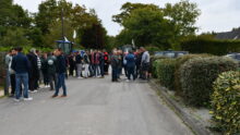 manifestants avec des tracteurs et des véhicules de gendarmerie à côté