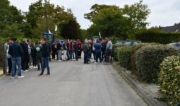 manifestants avec des tracteurs et des véhicules de gendarmerie à côté