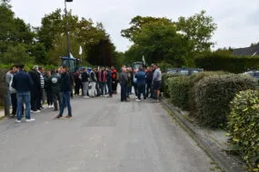 manifestants avec des tracteurs et des véhicules de gendarmerie à côté