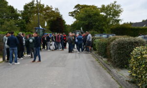 manifestants avec des tracteurs et des véhicules de gendarmerie à côté