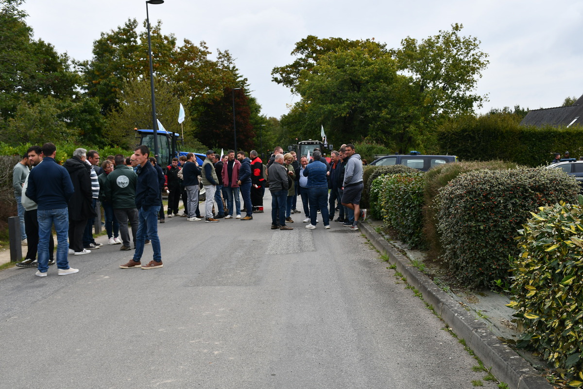 manifestants avec des tracteurs et des véhicules de gendarmerie à côté - Illustration FRSEA et JA réitèrent leur refus du Sage Vilaine