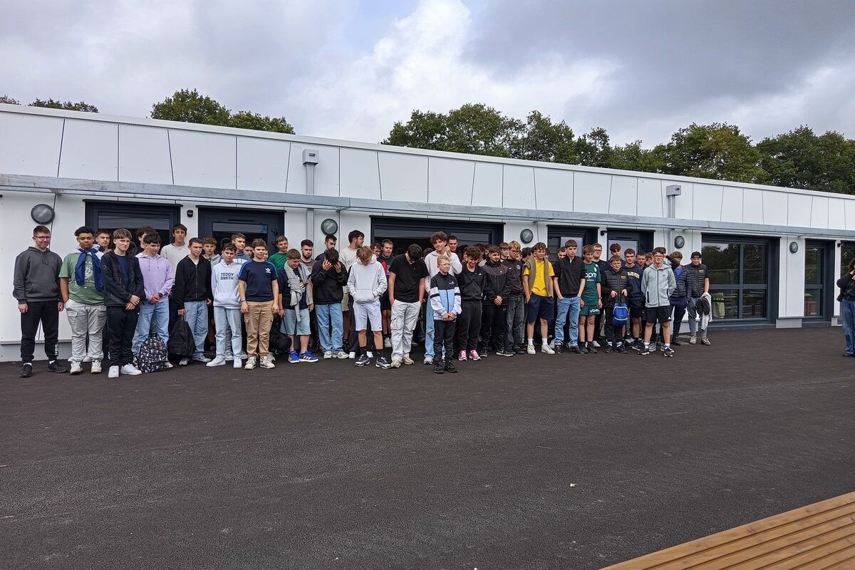 Des éleves devant leur école - Illustration Une bonne rentrée dans le Finistère