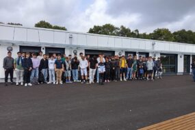 Des éleves devant leur école