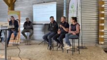 Plusieurs personnes pendant une table ronde
