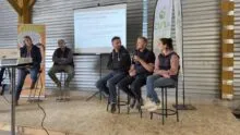 Plusieurs personnes pendant une table ronde