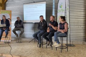 Plusieurs personnes pendant une table ronde