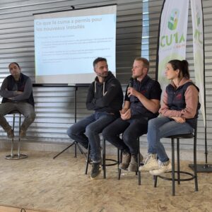 Plusieurs personnes pendant une table ronde