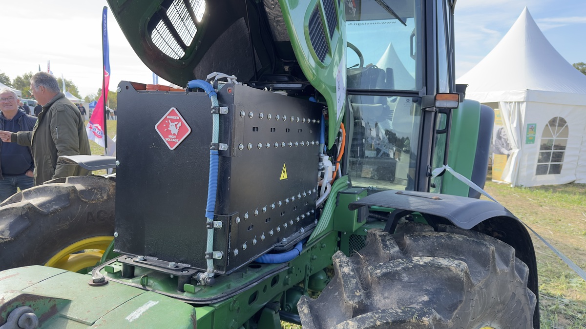 tracteur avec moteur électrique - Illustration Les chevaux deviennent électriques