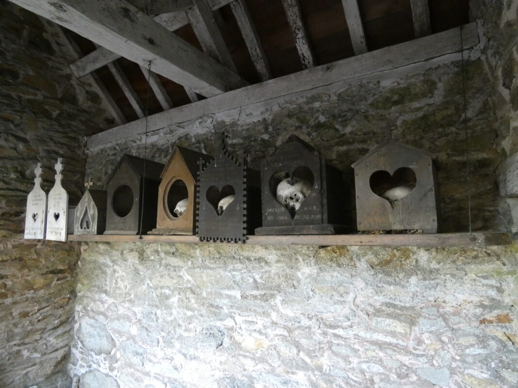 Alignement de boîtes à chef 
dans l'ossuaire de Saint-Fiacre (22).