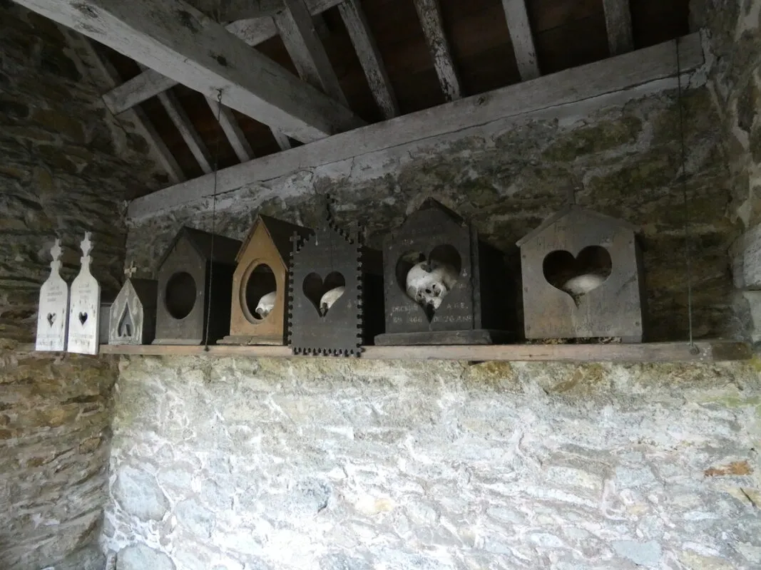 Alignement de boîtes à chef
dans l'ossuaire de Saint-Fiacre (22).