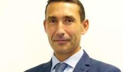 Portrait de Karim Ganaï qui croise les bras