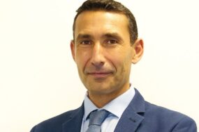 Portrait de Karim Ganaï qui croise les bras