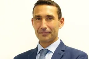 Portrait de Karim Ganaï qui croise les bras