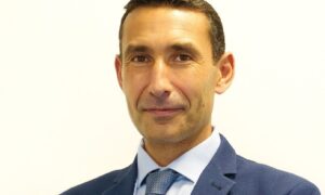 Portrait de Karim Ganaï qui croise les bras