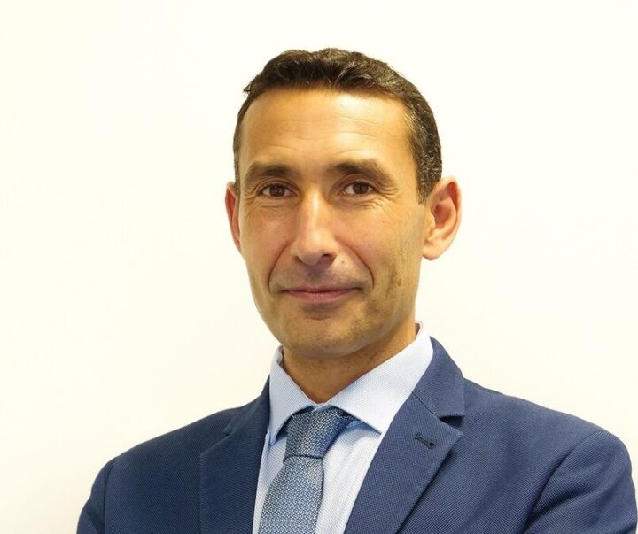 Portrait de Karim Ganaï qui croise les bras