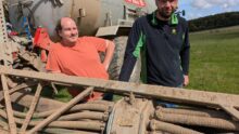 Deux hommes à l'arrière d'une tonne à lisier