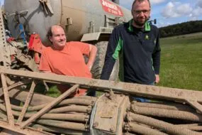Deux hommes à l'arrière d'une tonne à lisier