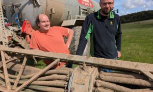 Deux hommes à l'arrière d'une tonne à lisier