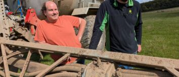 Deux hommes à l'arrière d'une tonne à lisier