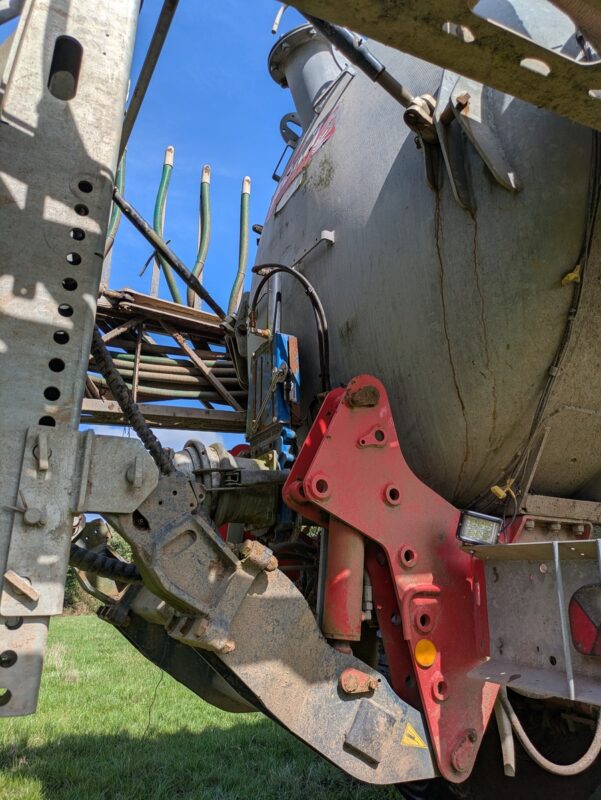 Gros plan sur le relevage d'une tonne à lisier bridé en position haute 