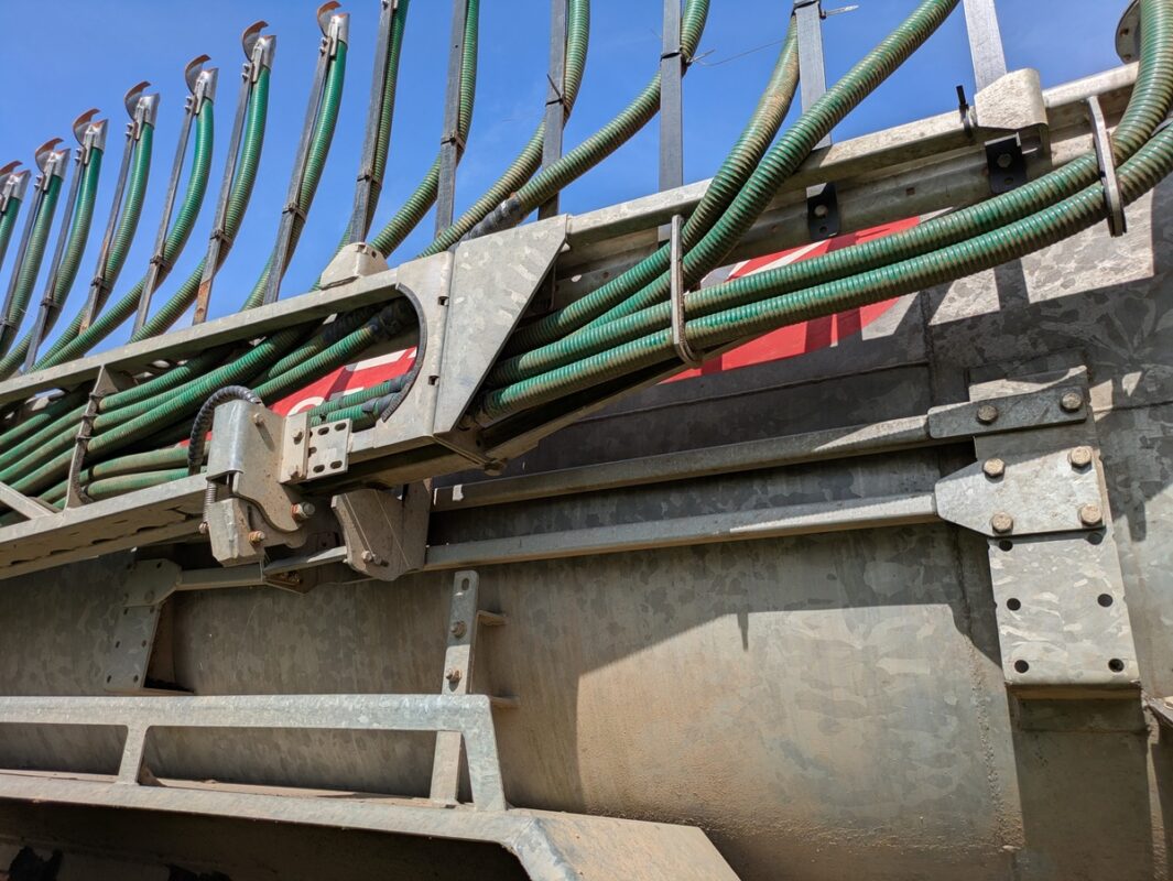 Gros plan sur un support de rampe à patins installés sur la cuve d'une tonne à lisier