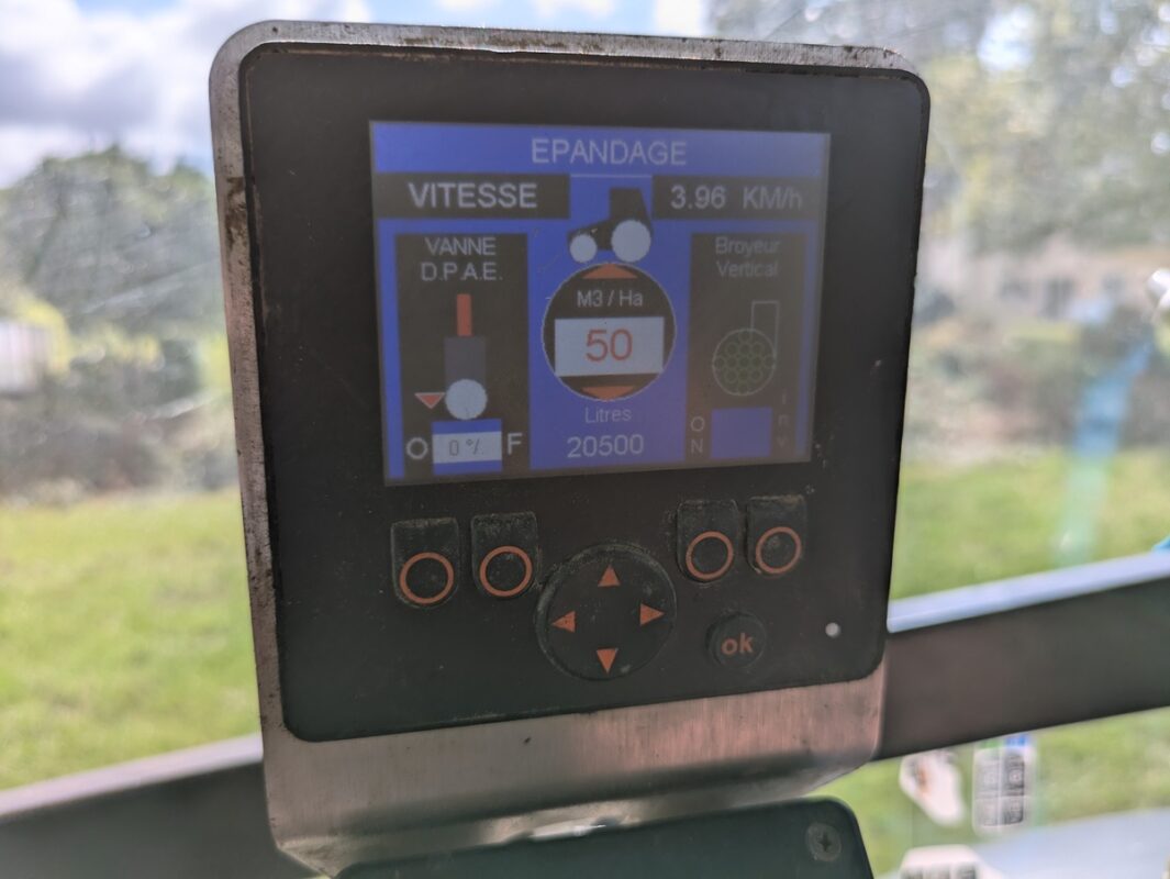 Gros plan sur un boîtier Smart Control dans la cabine d'un tracteur