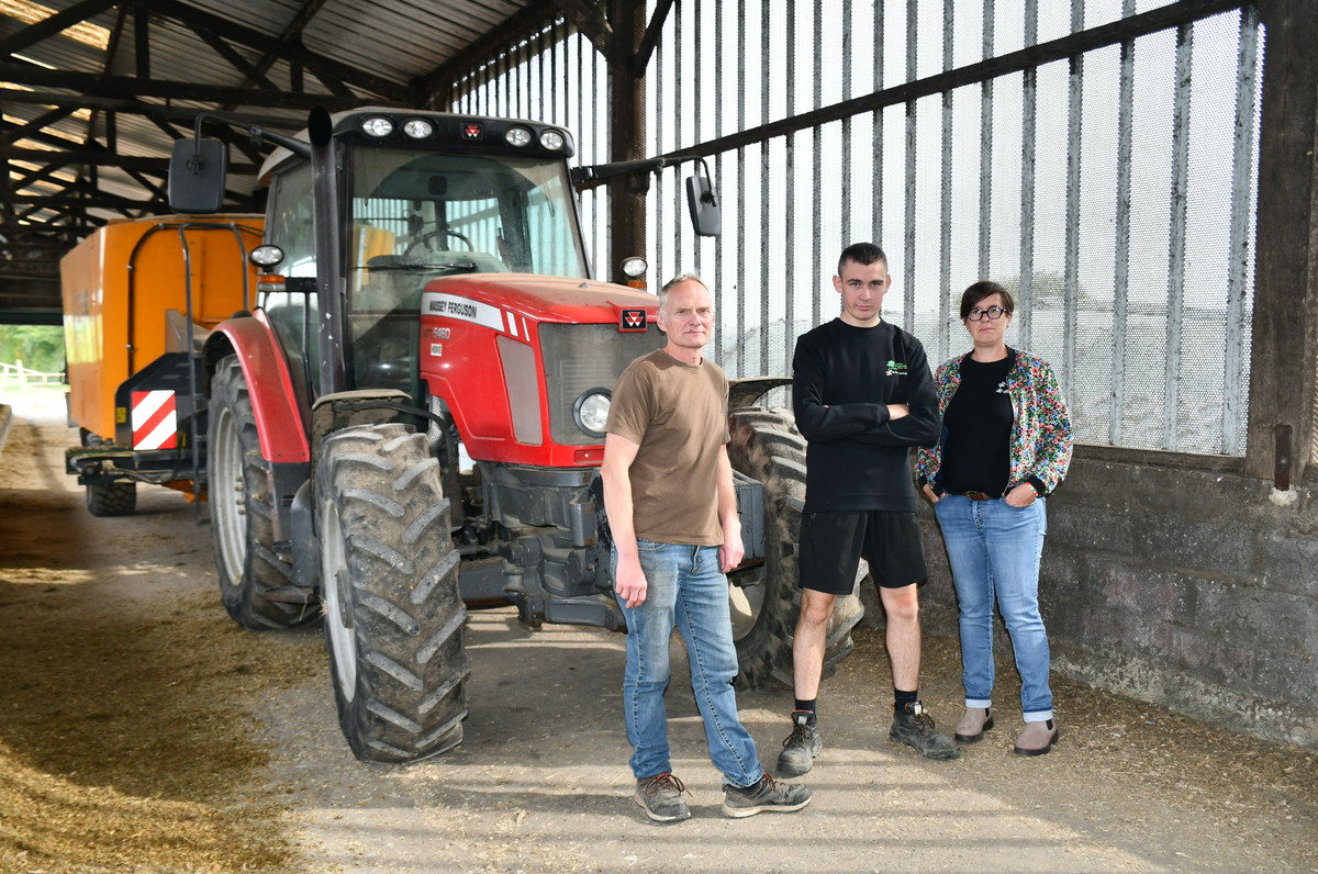 une femme et deux hommes devant un tracteur - Illustration Une solution souple d’emploi partagé