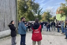 Des agriculteurs et des élèves en formation