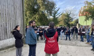Des agriculteurs et des élèves en formation