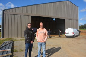 Deux personnes devant un bâtiment