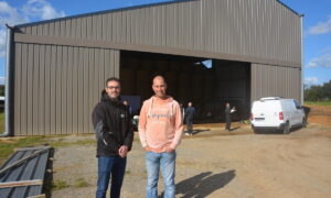 Deux personnes devant un bâtiment