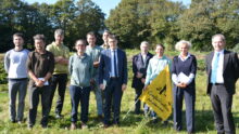 Groupe de personnes dans un champ