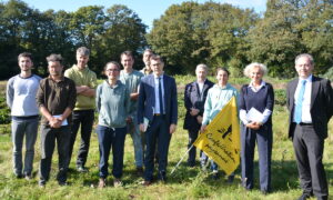 Groupe de personnes dans un champ